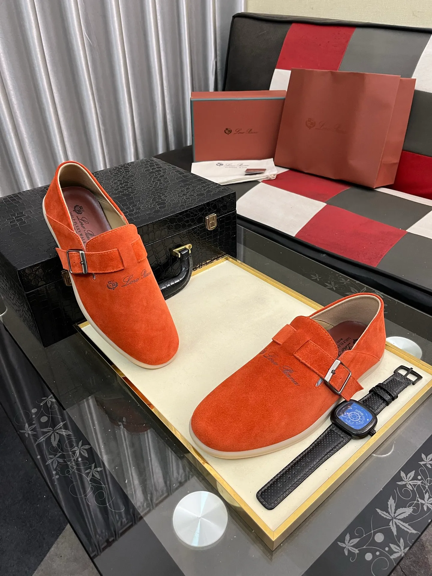 Men's men's shoes 💰458⌚️⌚️ Loro Piana's classic hot model lp top version of Pili casual shoes. It turns out that these are the casual shoes that are said to be able to walk 20,000 steps without getting tired. This pair has both good looks and feel. You will be completely lost as soon as you put it on. The minimalist design is eye-catching and durable, and it is a bonus for dressing. The soft feeling on the feet has outstanding texture, and it is very nice without abrasion on the feet. The soft and waxy soles make it easy to wear for daily use for a long time. Who can resist a pair of versatile and good-looking loafers? Don't be too elegant at all, the feel and texture of the feet are good, the key is to make the legs look longer and not tire the feet, the main thing is that it is just right!        Material: Original cowhide Lining: Original sheepskin Outsole: Original sole Size: 38-44
